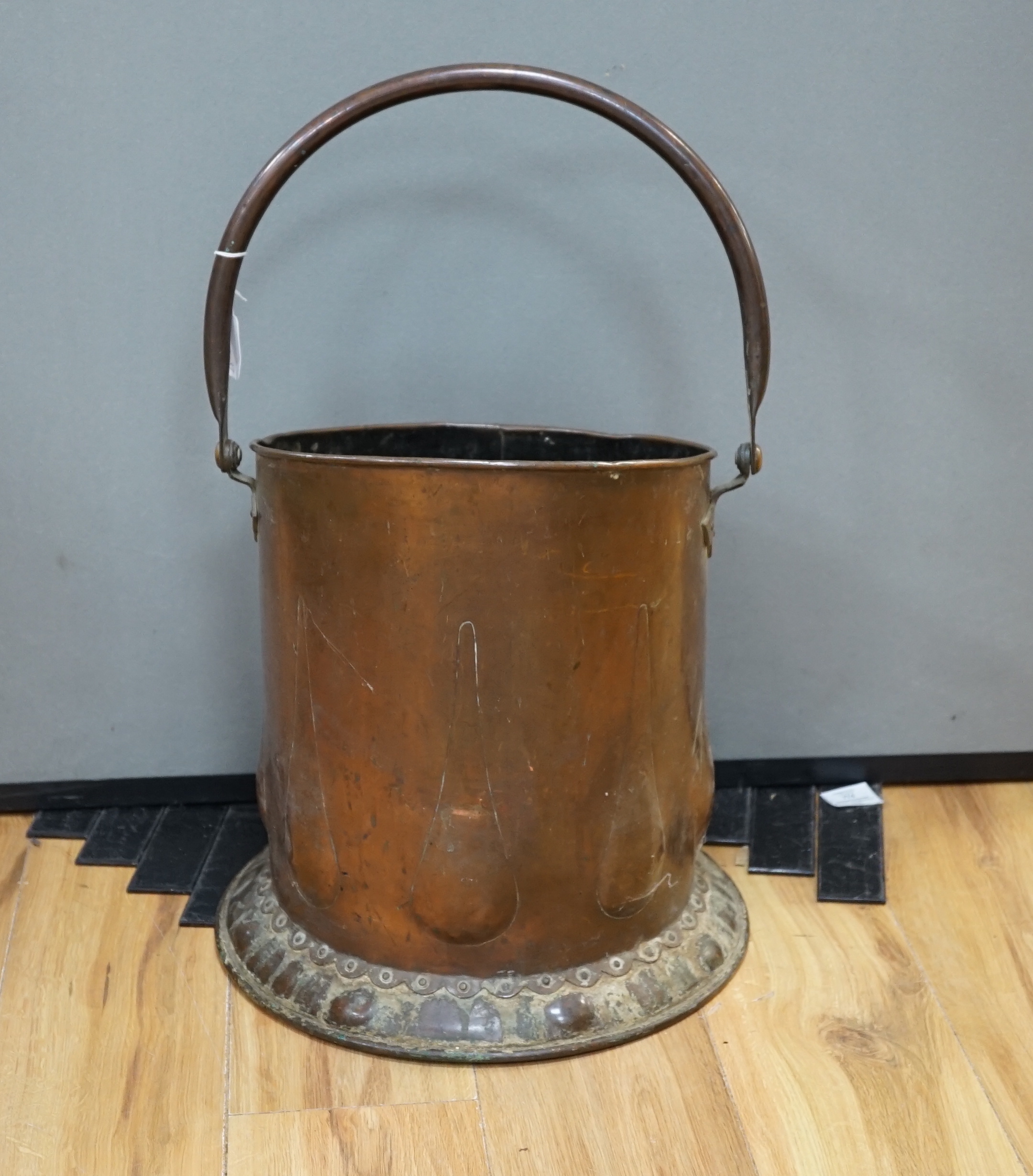 An Arts and Crafts copper coal scuttle, c.1900, 40cm